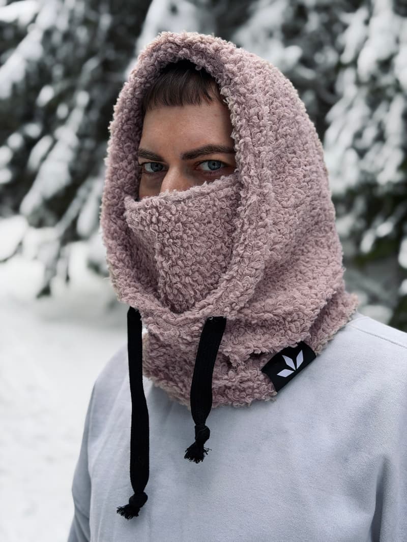 Wonderland kapuljača u lila boji na modelu