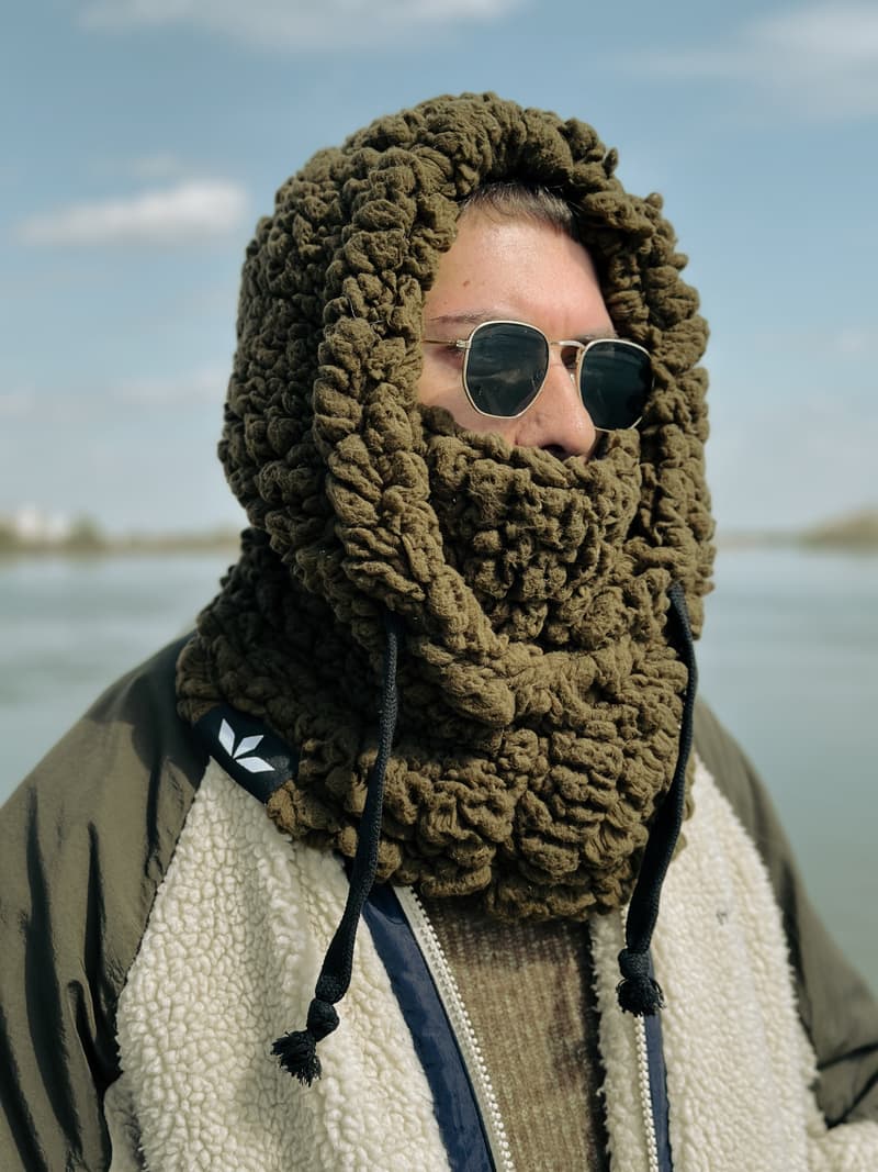 Wonderland kapuljača u maslinastoj boji na modelu