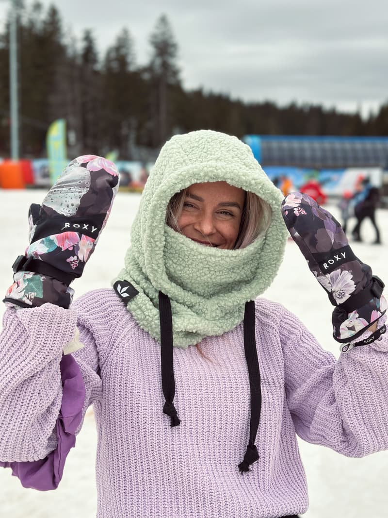 Wonderland kapuljača u mint boji na modelu