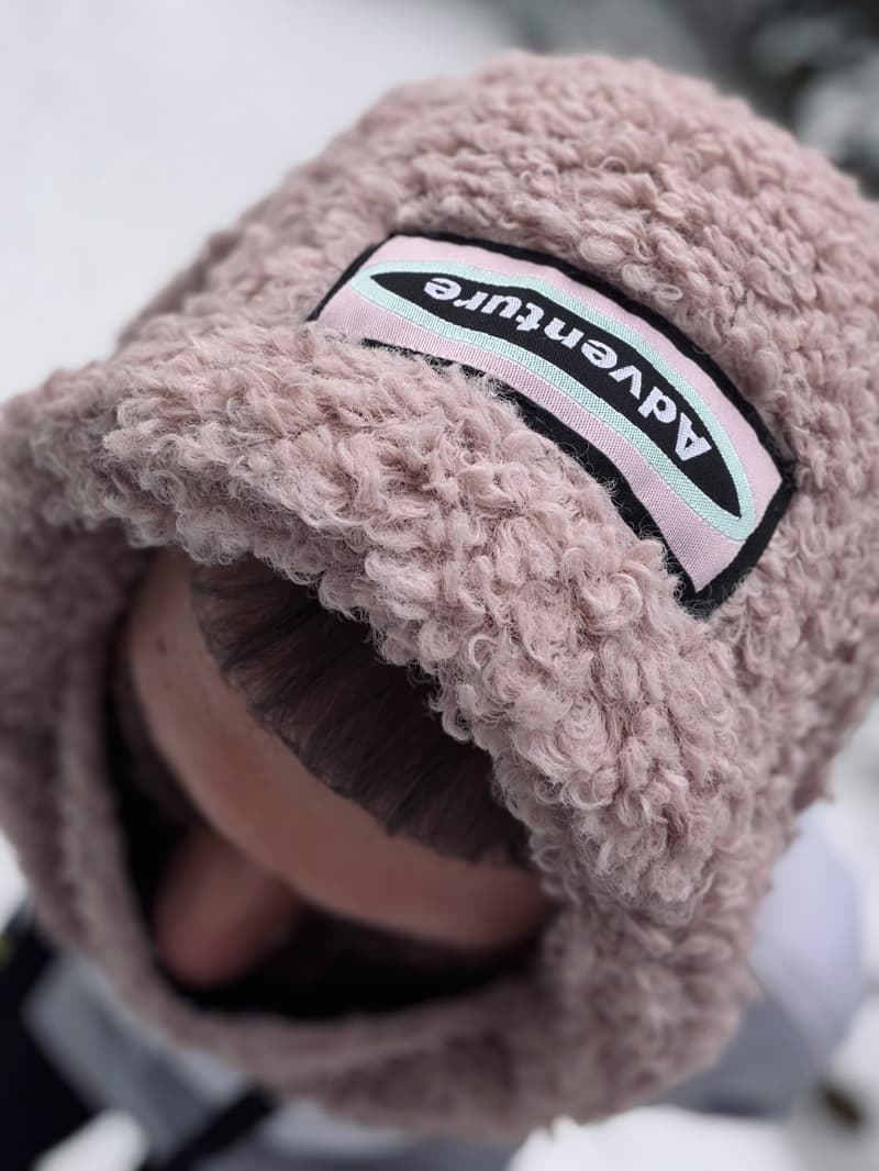 Wonderland kapuljača u puder roza boji na modelu