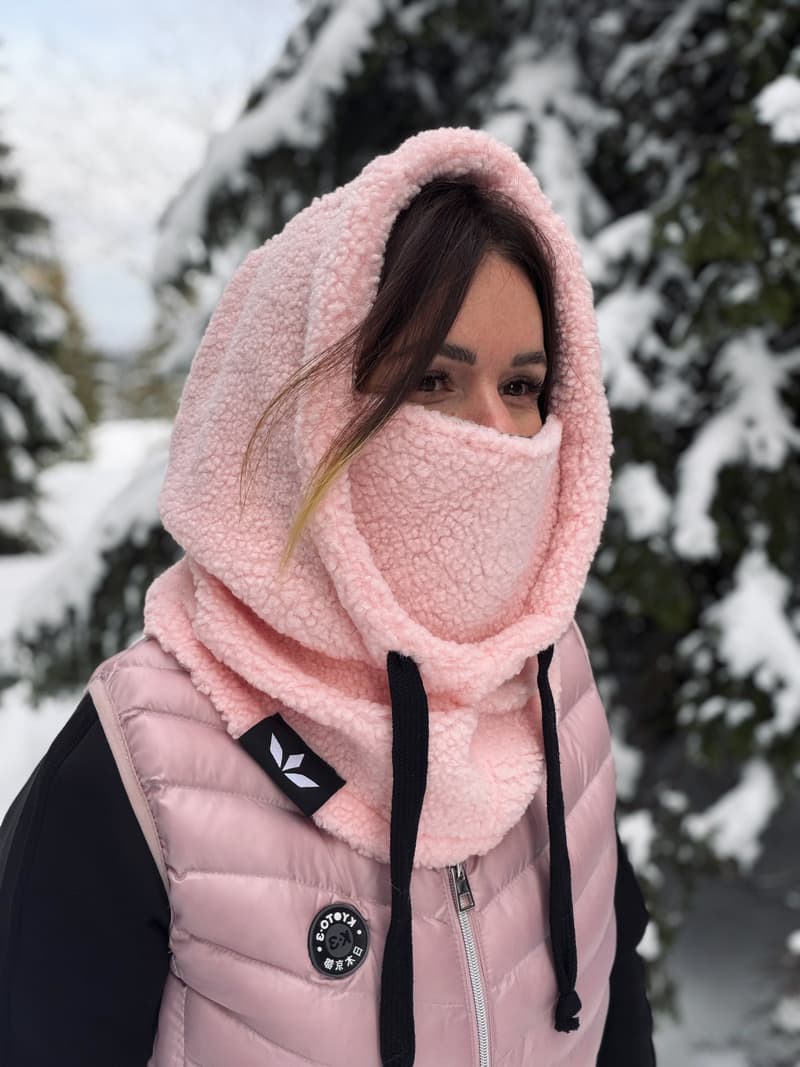 Wonderland kapuljača u roza boji na modelu