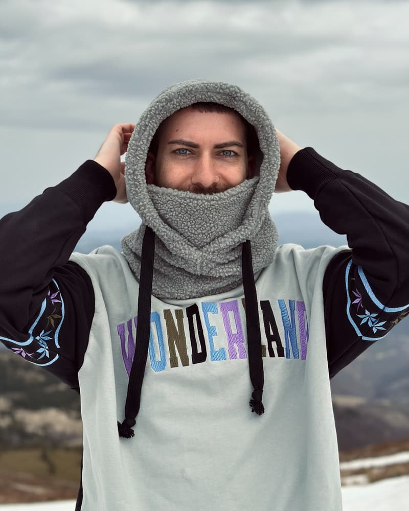 Wonderland kapuljača u sivoj boji na modelu